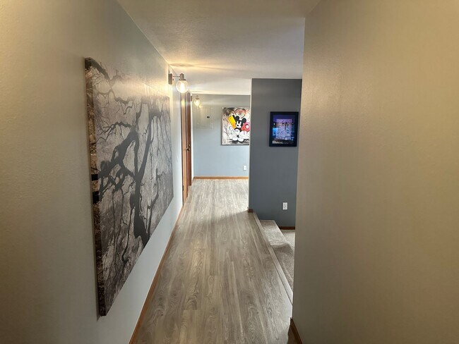 Building Photo - Super Comfortable Furnished Short term rental