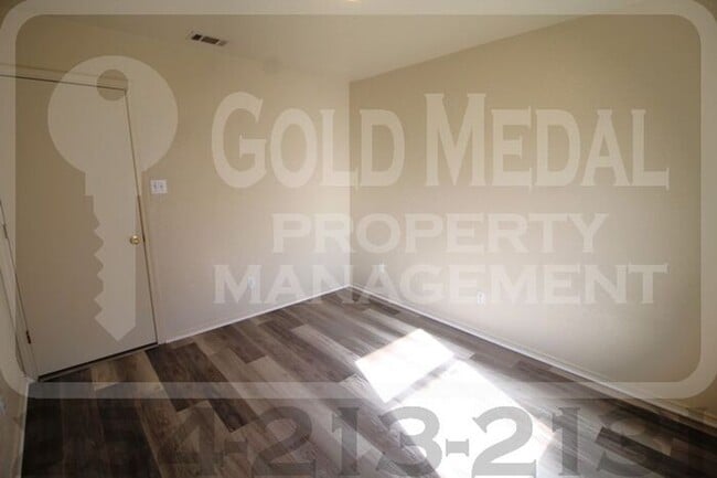 Building Photo - 2802 Alma Dr