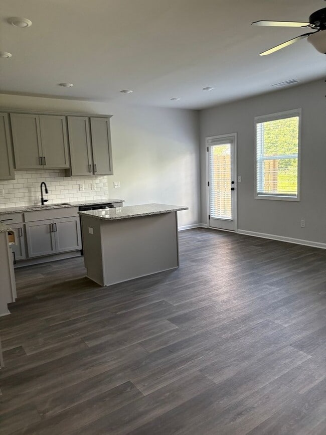 Building Photo - 130 Lauren St