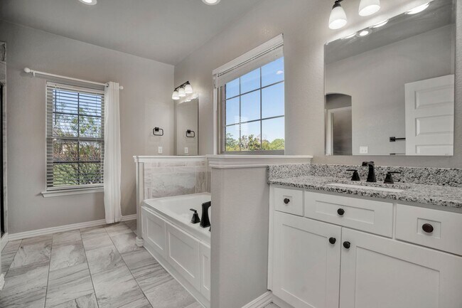 Building Photo - Very well maintained 4 Bed 3 Bath home in Great Location!