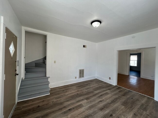 Building Photo - ** Move in Special ** Updated 3-Bedroom, 1-Bathroom Home – $1,100/Month