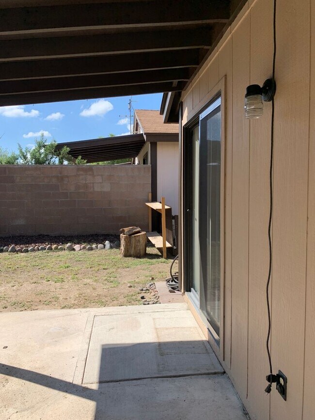 Building Photo - 3 bedroom 2 bath