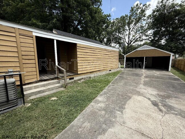 Building Photo - 2677 Larose Ave