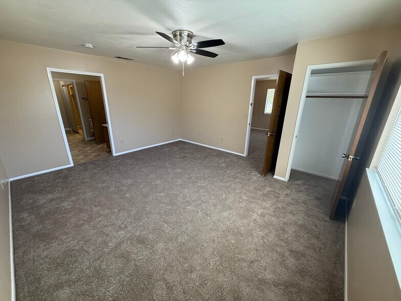 Main bedroom - 15936 Lime St