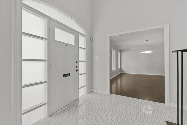 Building Photo - Tarrytown STUNNER!!!