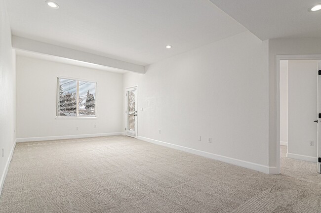 Building Photo - Fully renovated 3 bed/ 2.5 bath duplex in Casle Rock!!