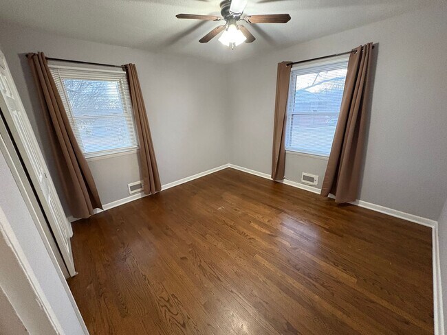 Building Photo - Do NOT Miss this Great Grandview Home!-3 Bed / 2 Bath Split-Entry on a Huge Corner Lot w/ Fenced ...