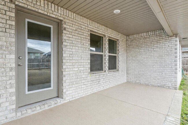 Building Photo - Beautiful Custom Build Home in North Crestview
