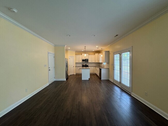 Building Photo - Beautiful 4 Bed 2.5 Bath Home with Fenced Backyard