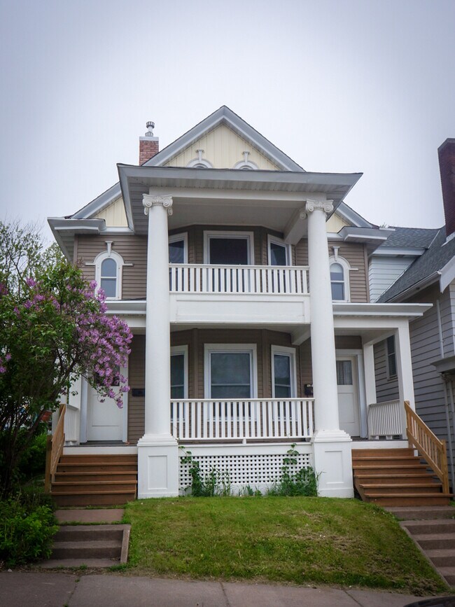 Primary Photo - 330-332 N 12th Ave E