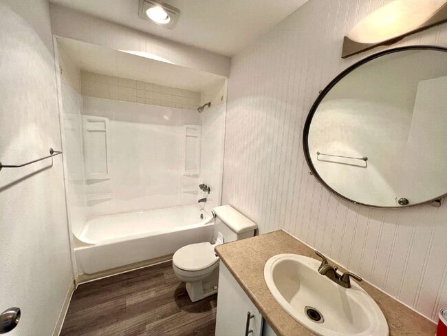 Building Photo - Scenic Lakeside Apartment for Rent - Federal Way
