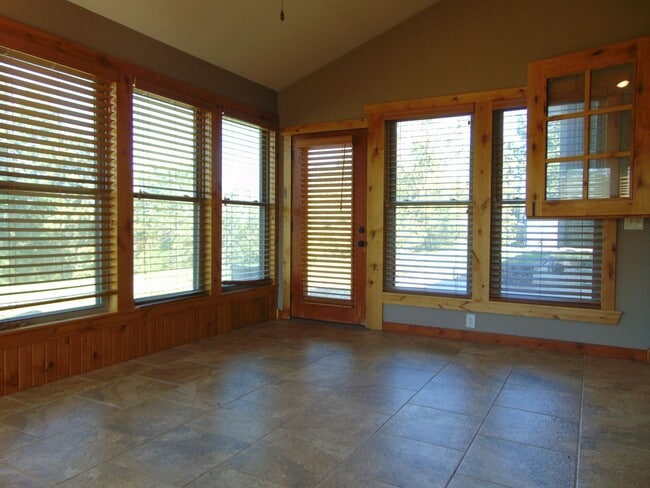 Building Photo - Majestic 3 Bed Mid MO Ranch!