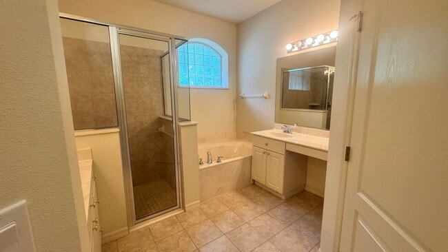 Building Photo - Private screened in POOL HOME!