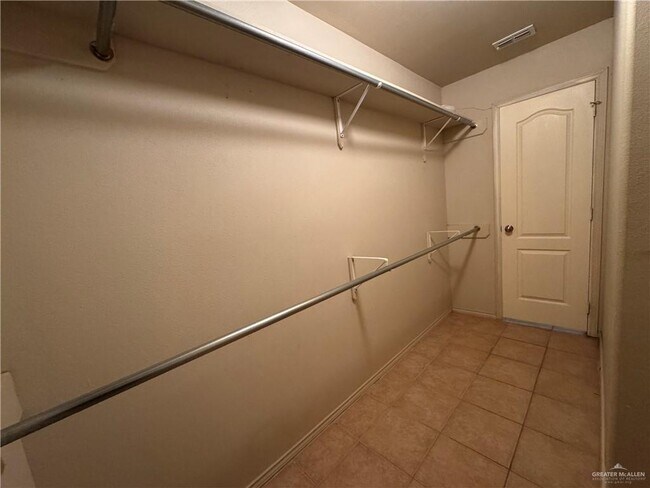 Building Photo - 28 S Dahlia St