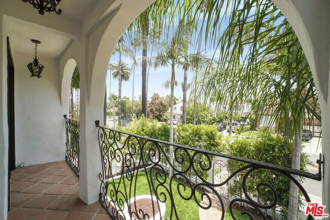 Building Photo - 209 N Doheny Dr