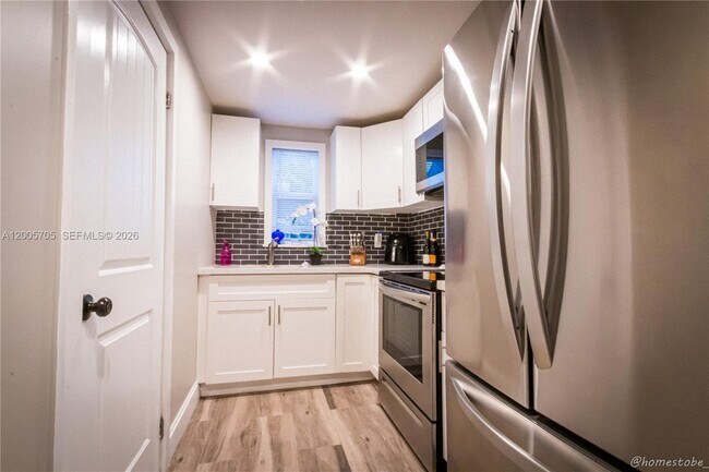 Building Photo - 227 SW 30th Ave