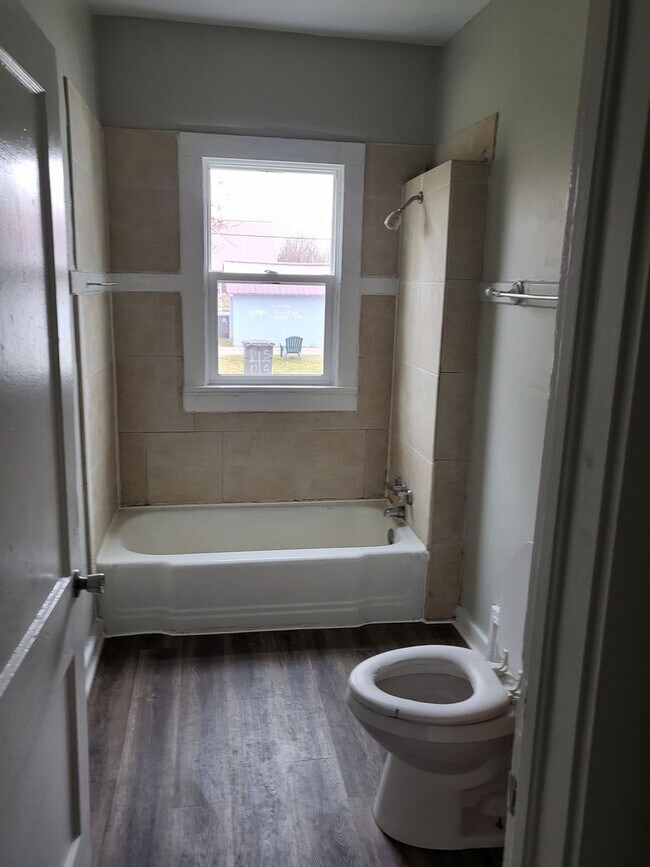 Building Photo - 4 Bed 1 bath - EHA Approved!