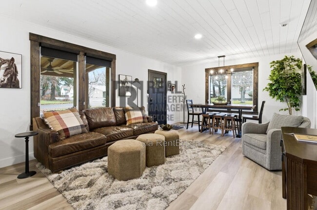 Building Photo - 809 3rd Ave W