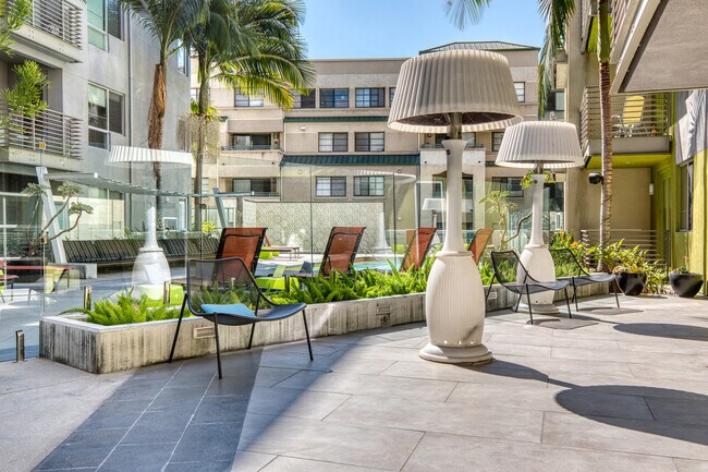 Building Photo - 200 S Los Angeles St