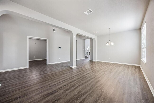 Building Photo - 701 Crestwood Ln