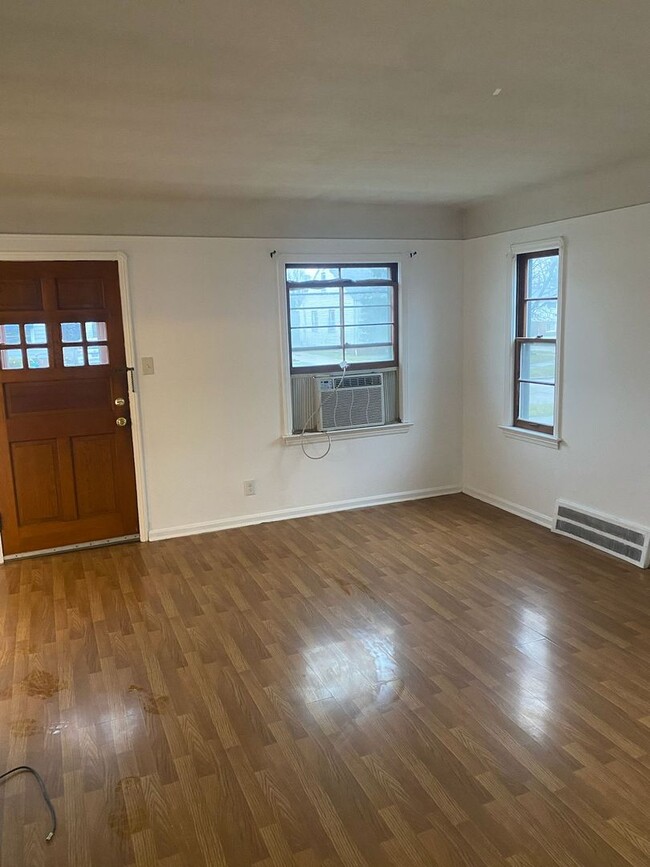 Building Photo - Charming 3-Bedroom Single-Family Home in Quiet Parma Neighborhood