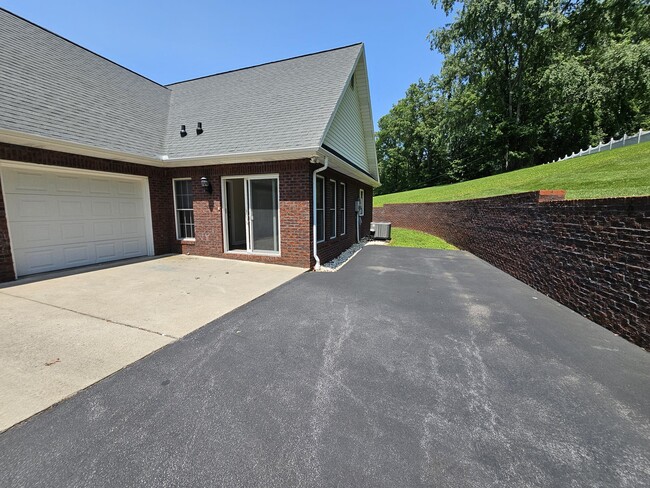 Building Photo - 8638 Reedy Creek Rd