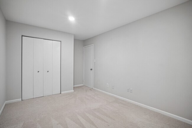 Building Photo - 5128 Cliffhaven Dr