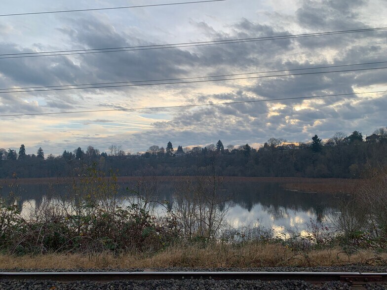 Building Photo - 2901 SE Oaks Park Way