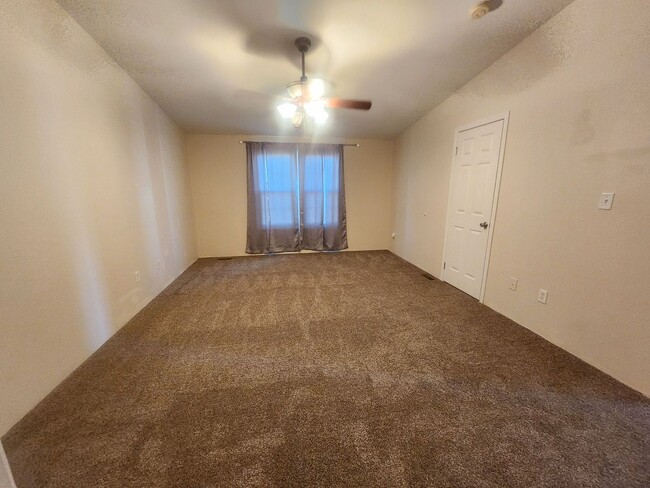 Building Photo - *MOVE IN SPECIAL* $200*