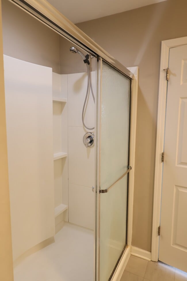 Building Photo - 1899 Lakecrest Dr