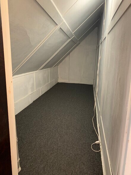 Storage Room Interior - 4704 W Waveland Ave