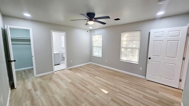 Building Photo - Beautifully Renovated 4 Bed