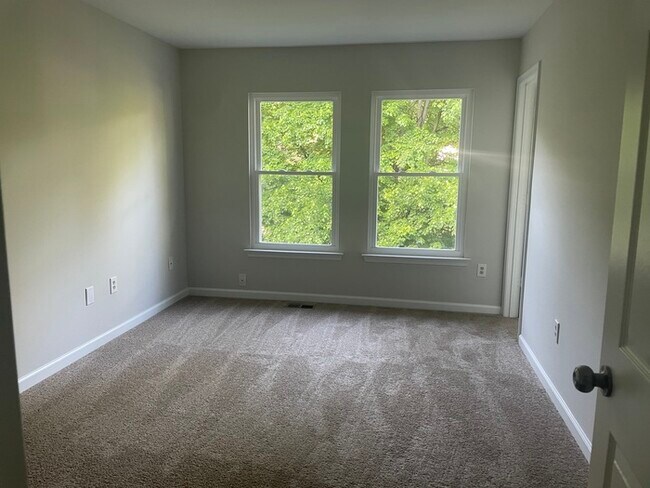 Building Photo - 3 Bedrooms 2 Bathrooms in a GREAT AREA