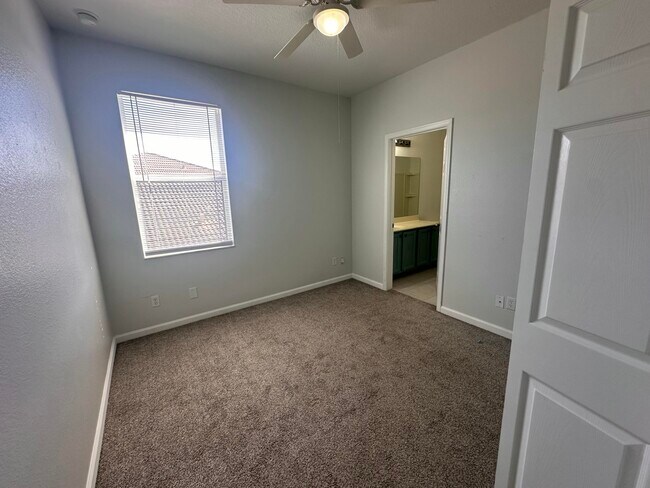 Building Photo - 1452 NW Leonardo Cir