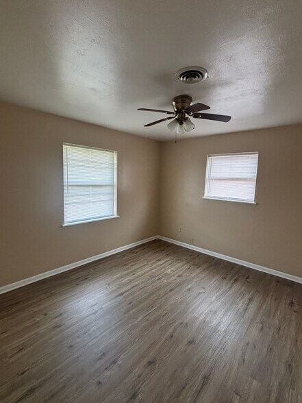 Building Photo - 3804 NW Ferris Ave