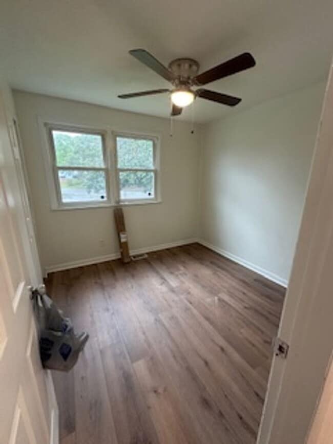 Building Photo - Three Bedroom House
