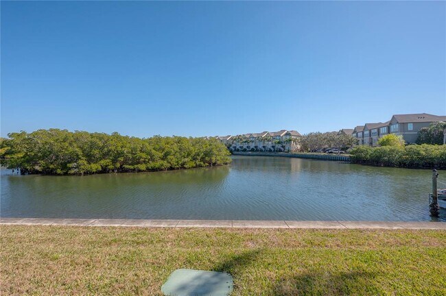 Building Photo - 8812 Bay Pointe Dr