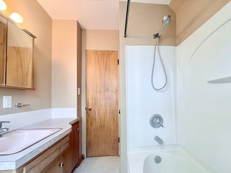 Bathroom - 2506 Iowa St
