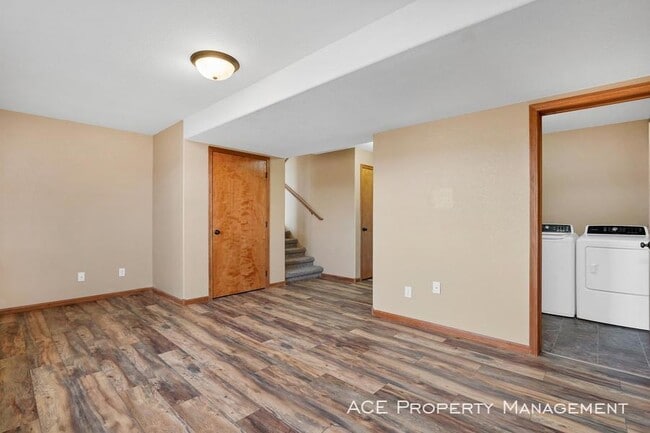 Building Photo - 486 Bluebird Dr