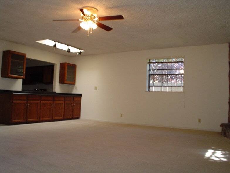 Den - 7204 Avenida La Costa NE