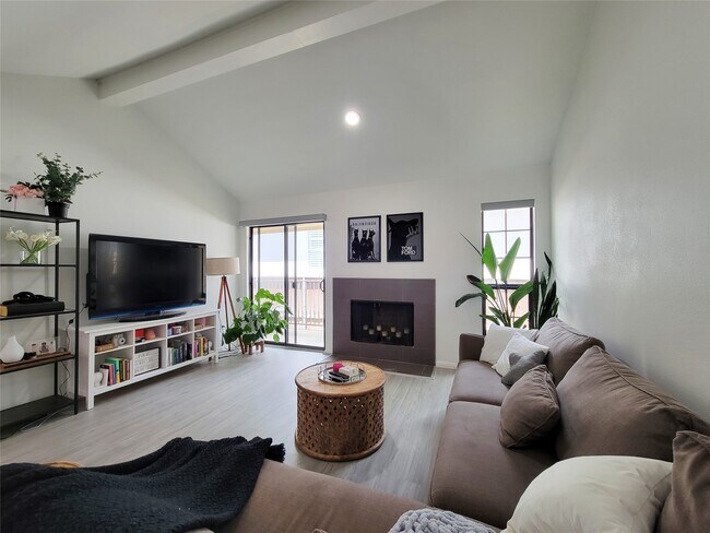 Building Photo - 755 Bering Dr