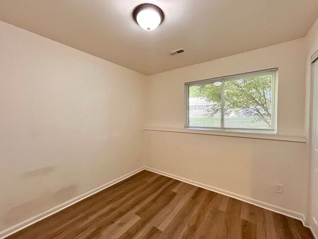 Building Photo - Four Bedroom Duplex in Cascade