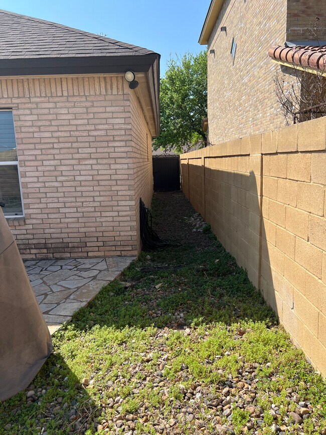 Building Photo - 3130 Dos Reales Loop