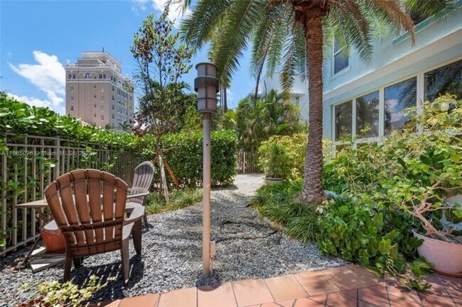Building Photo - Charming 2BR Townhome in Miami Beach