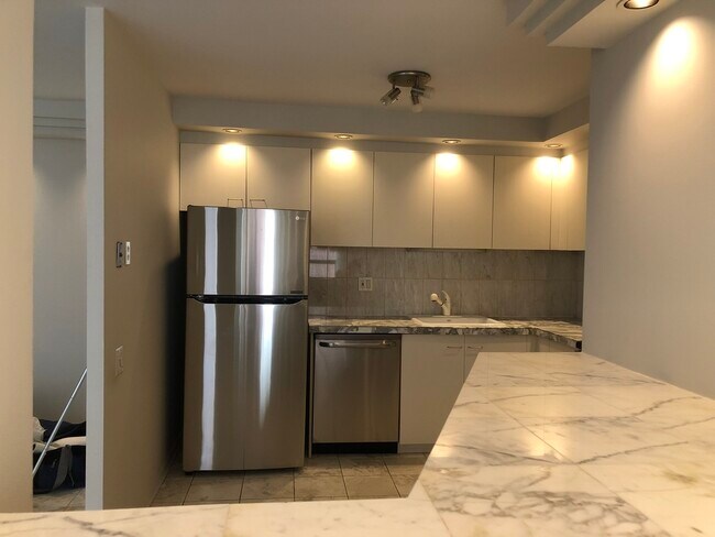 Building Photo - 110 E Delaware Pl