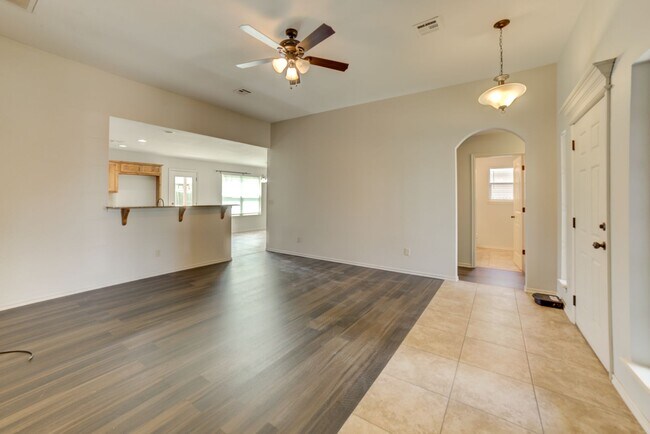 Building Photo - 3 Bed | Bath in Broken Arrow!