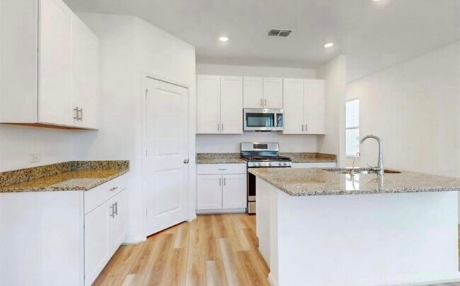 Building Photo - 2723 Forest Retreat Ln