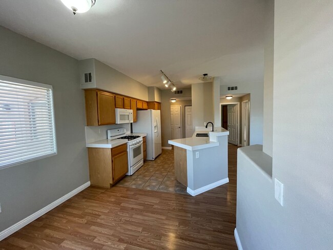 Building Photo - 2 bedroom upgraded condo in Silverado Ranch