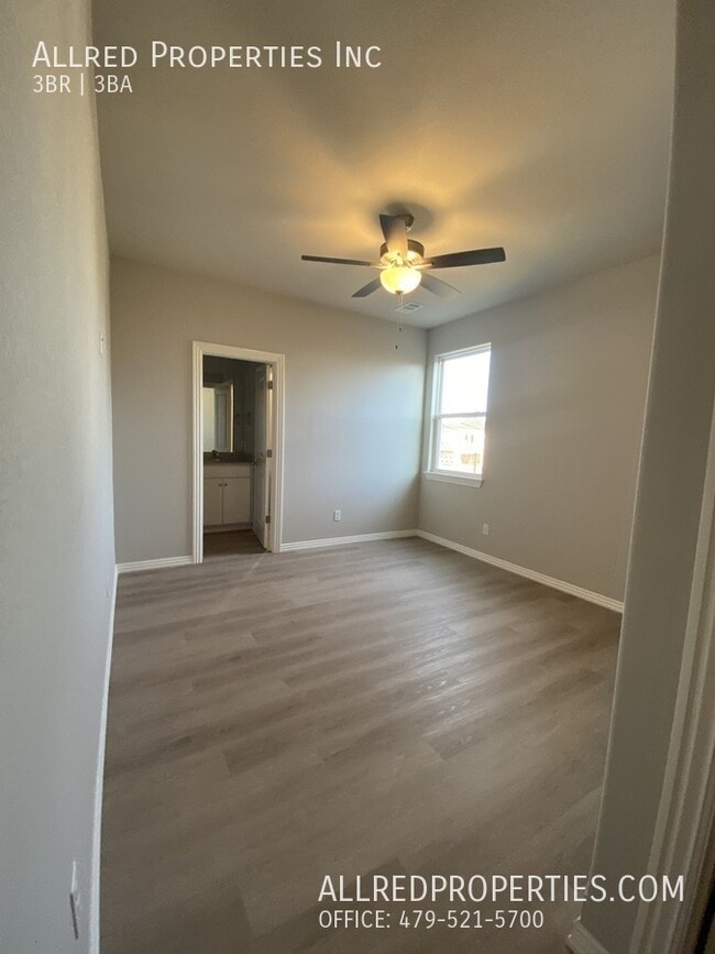 Building Photo - 1609 SW Casuarina Dr