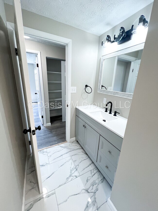 Building Photo - 912 Tellega Ave